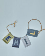 Gebreide letter vlaggetjes A-M - Knitted Letters - Blauwe tinten - SmallStuff - productfoto