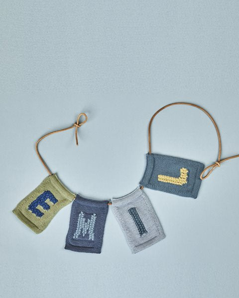 Gebreide letter vlaggetjes A-M - Knitted Letters - Blauwe tinten - SmallStuff - productfoto