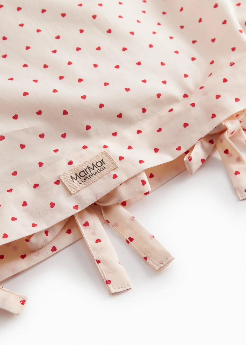 Bed Linen – Scallop Junior Happy Hearts – Biologisch katoenen – Junior dekbedovertrek met golvende sierrand – 100 × 140 cm – MarMar Copenhagen