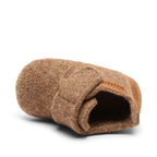 Baby Wool Camel – Chaussons bébé en laine – Bisgaard : chausson vu du dessus avec ouverture visible.