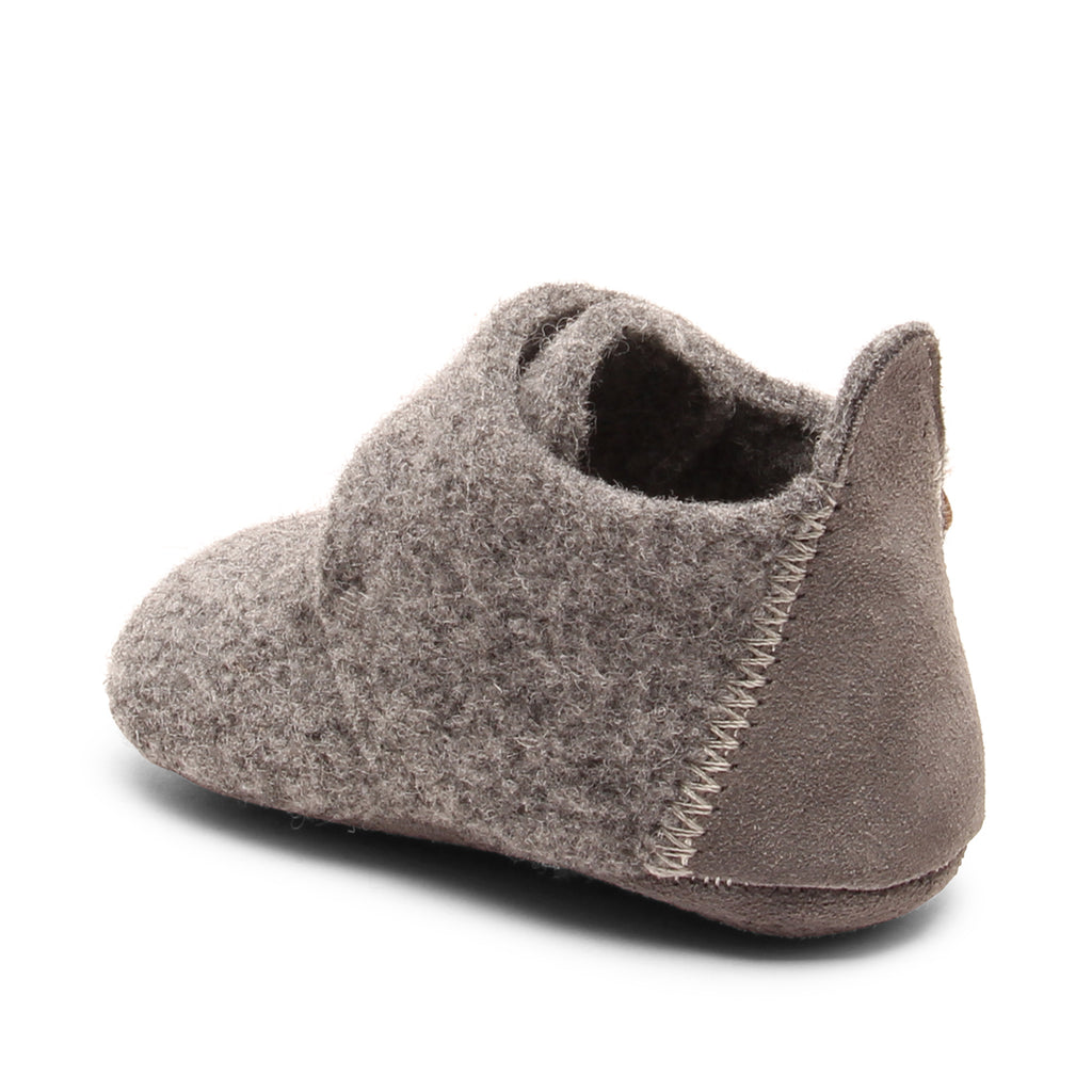 Baby Wool Grey – Wollen babyslofjes – Bisgaard: slofje schuin van achteren.