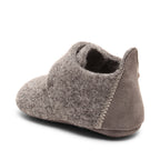 Baby Wool Grey – Wollen babyslofjes – Bisgaard: slofje schuin van achteren.