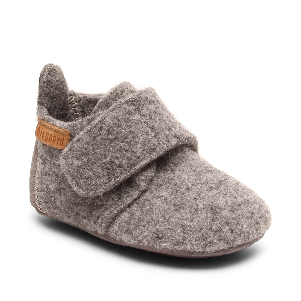 Baby Wool Grey – Chaussons bébé en laine – Bisgaard : chausson vu de trois-quarts avant avec fermeture scratch.