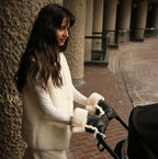 Kinderwagen-Fäustlinge aus Merino-Lammfell – Noir + Milk – BINIBAMBA