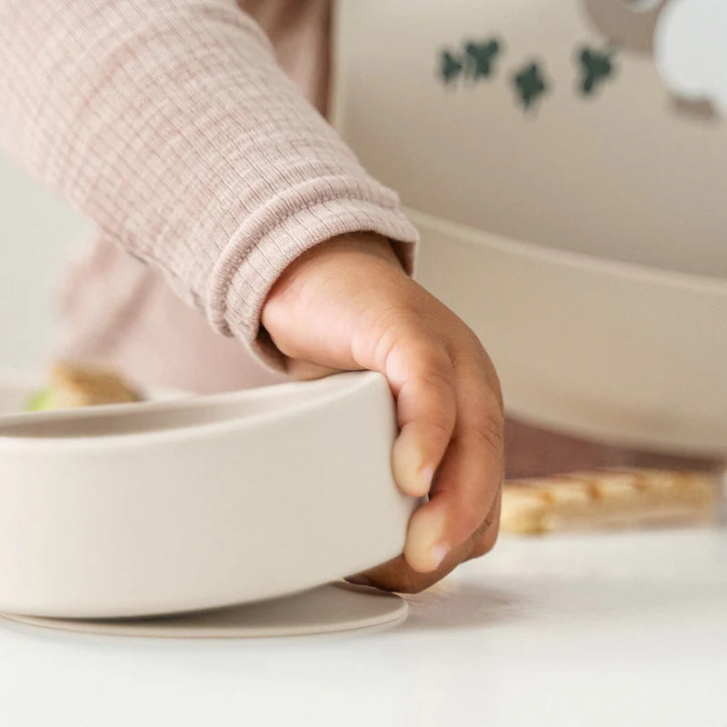 Zuignap borden set - Stick&Stay Dinner Set - Tiny Farm - Sand - Done by Deer - productfoto - afbeelding 3