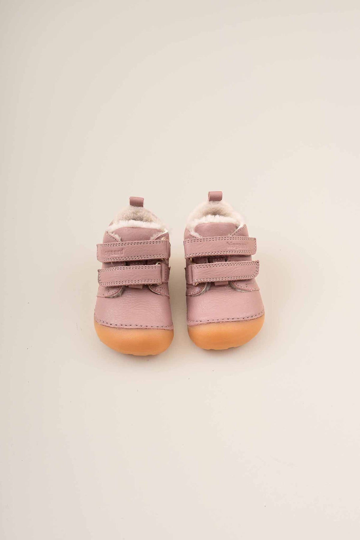 Barefoot Carter Lamb – Rose – Bisgaard : deux chaussures l'une à côté de l'autre.