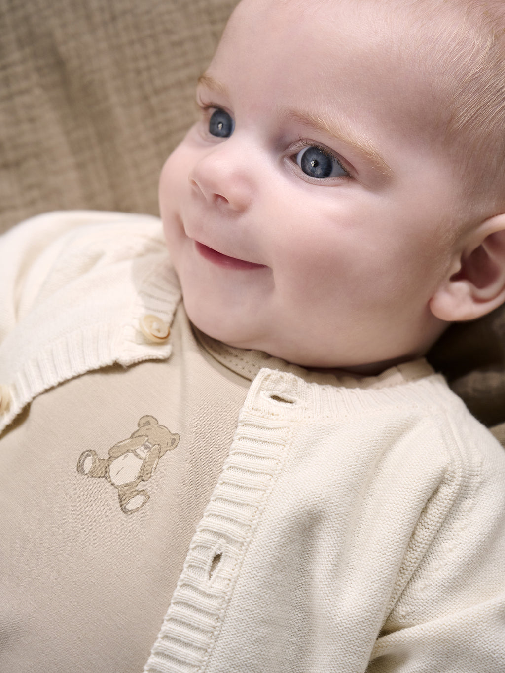 Gebreid Baby Vestje - Biologisch Katoen - Knit Cardigan - Antique White - GOTS - Fixoni - lifestyle - afbeelding 3