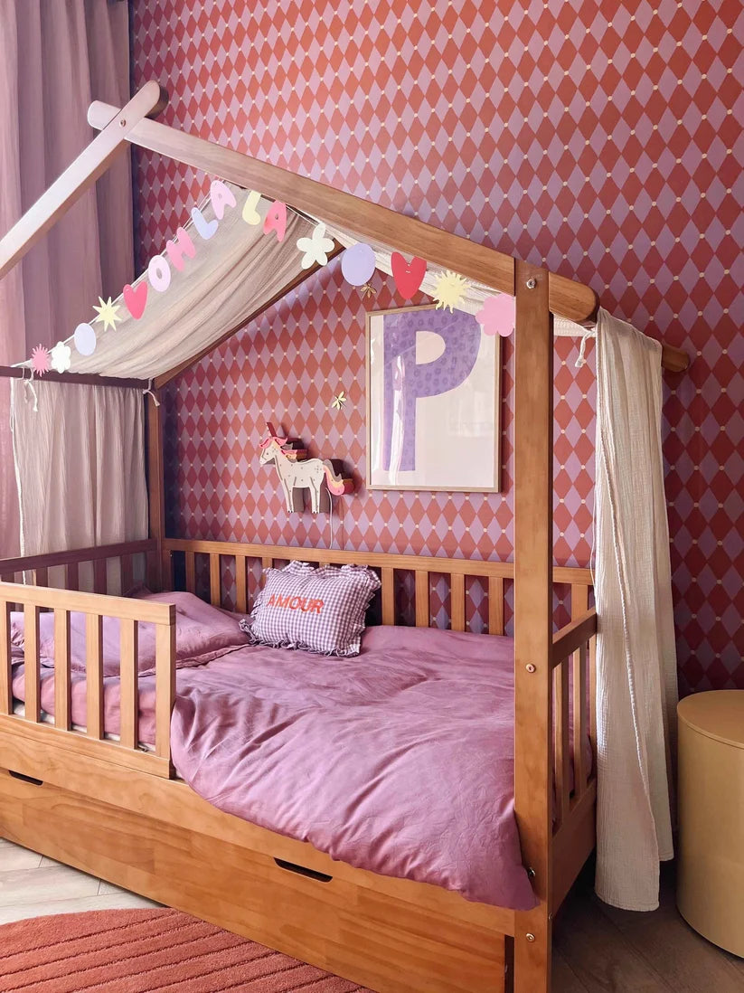 Harlekijn Roze Rood – Speels ruitbehang van duurzaam vliesbehang – Atelier Chien