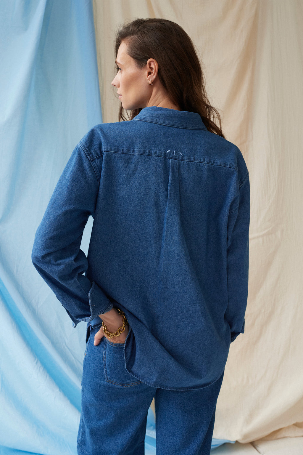 The Shirt Dark Denim – Oversized zwangerschapsblouse – 100% katoen – Verborgen ritsen – Atelier Melon