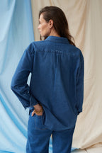 The Shirt Dark Denim – Oversized zwangerschapsblouse – 100% katoen – Verborgen ritsen – Atelier Melon