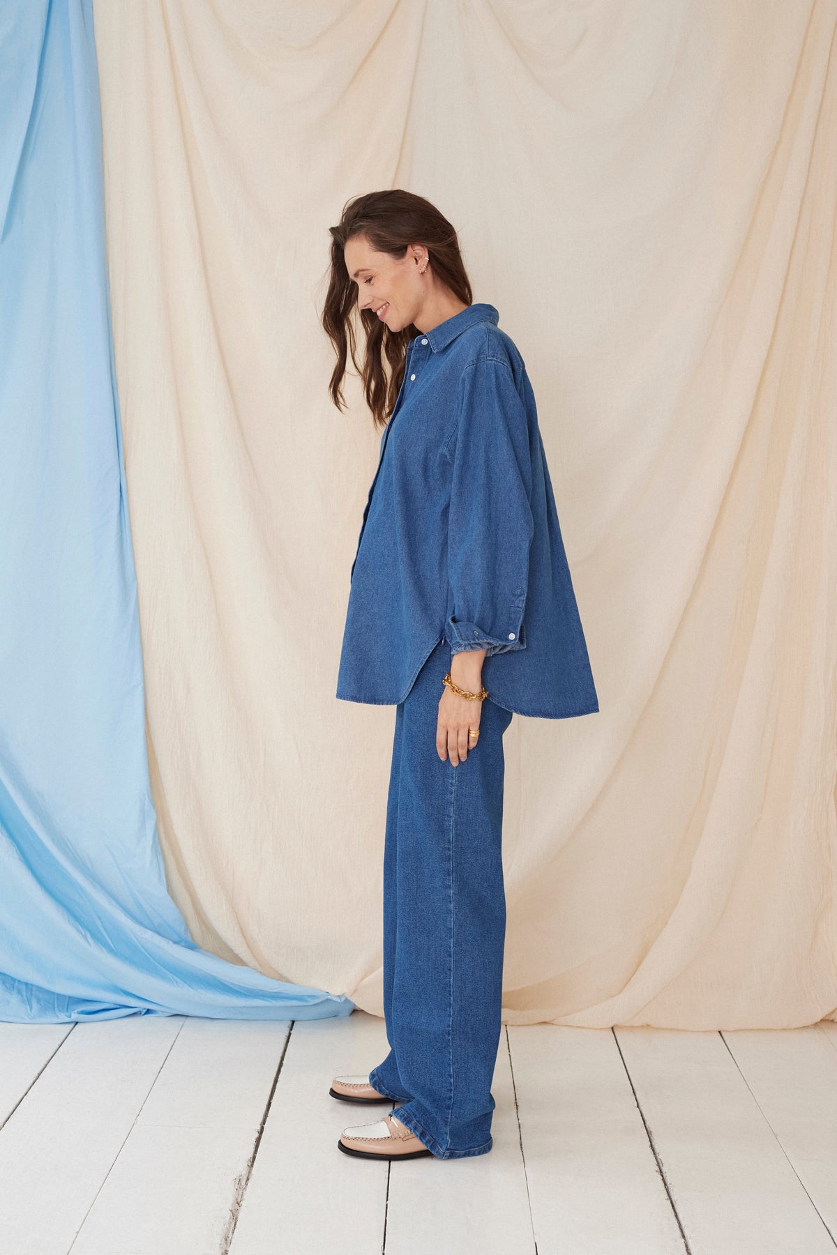 The Shirt Dark Denim – Oversized maternity blouse – 100% cotton – Hidden zippers – Atelier Melon