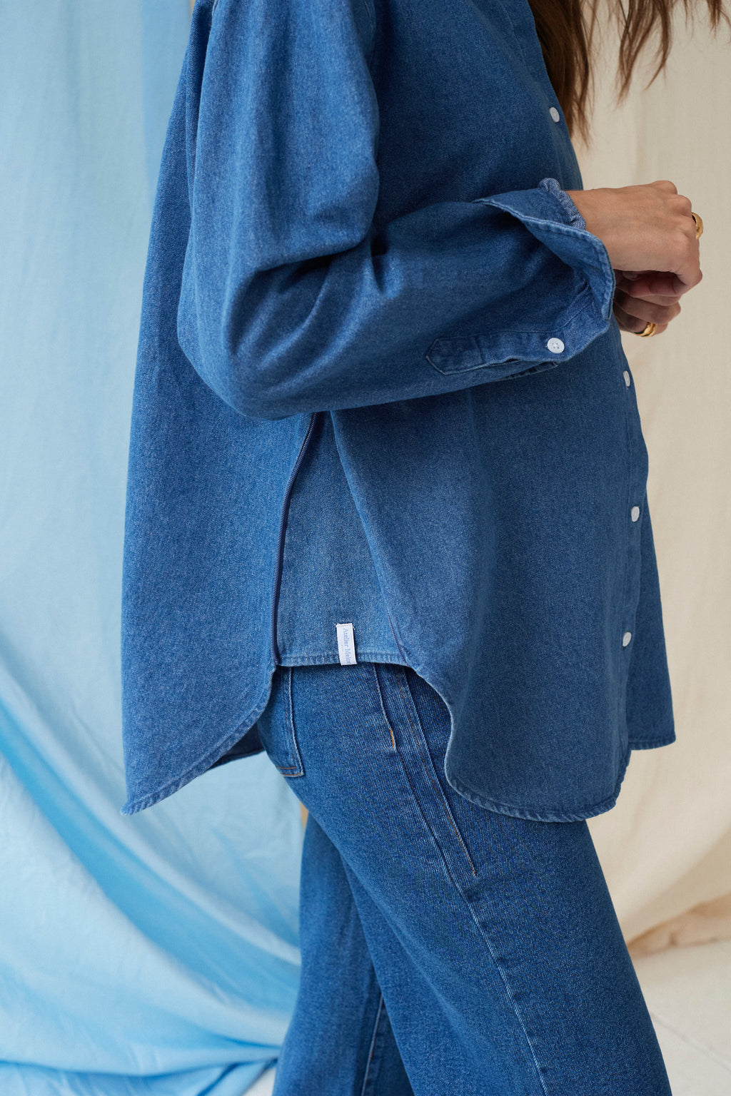 The Shirt Dark Denim – Oversized zwangerschapsblouse – 100% katoen – Verborgen ritsen – Atelier Melon