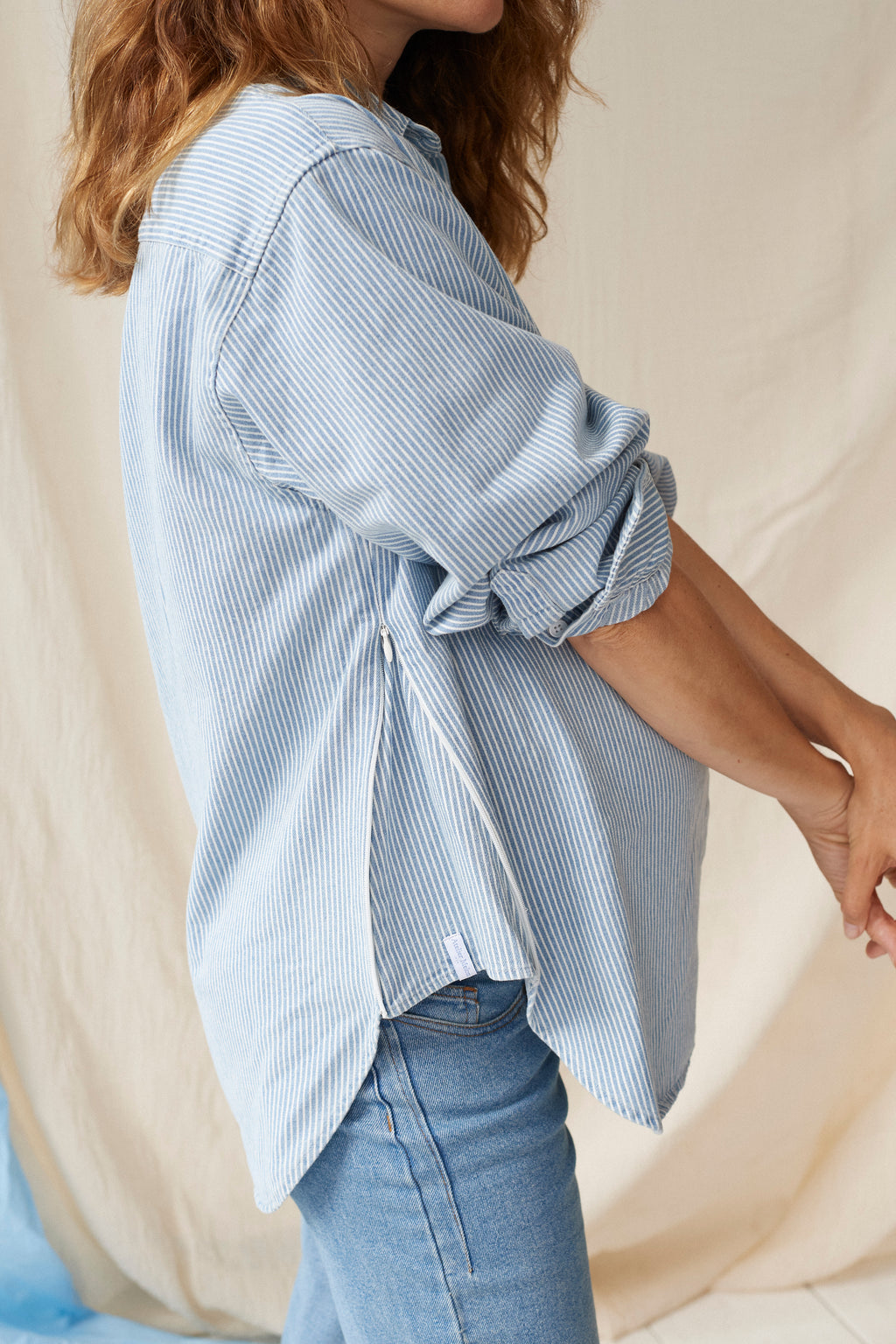 The Shirt Stripe Denim – Striped oversized maternity blouse – 100% cotton – Hidden zippers – Atelier Melon