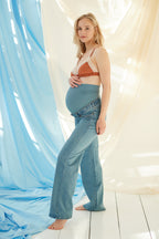 The Wide Jeans Light Blue – Jean de grossesse large avec bandeau ajustable – Atelier Melon