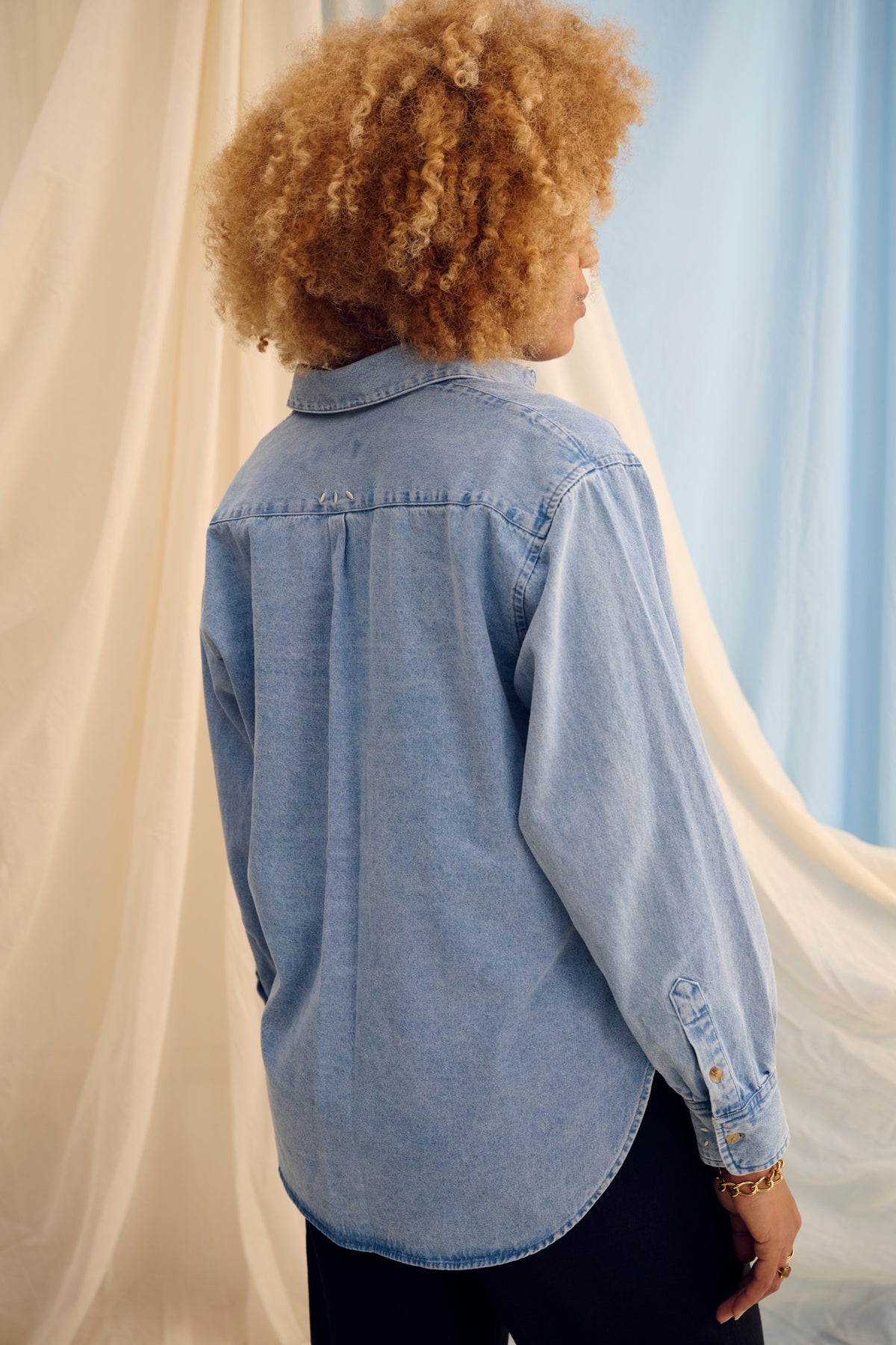 The Shirt Light Denim – Oversized Maternity Blouse – 100% Cotton – Hidden Zippers – Atelier Melon