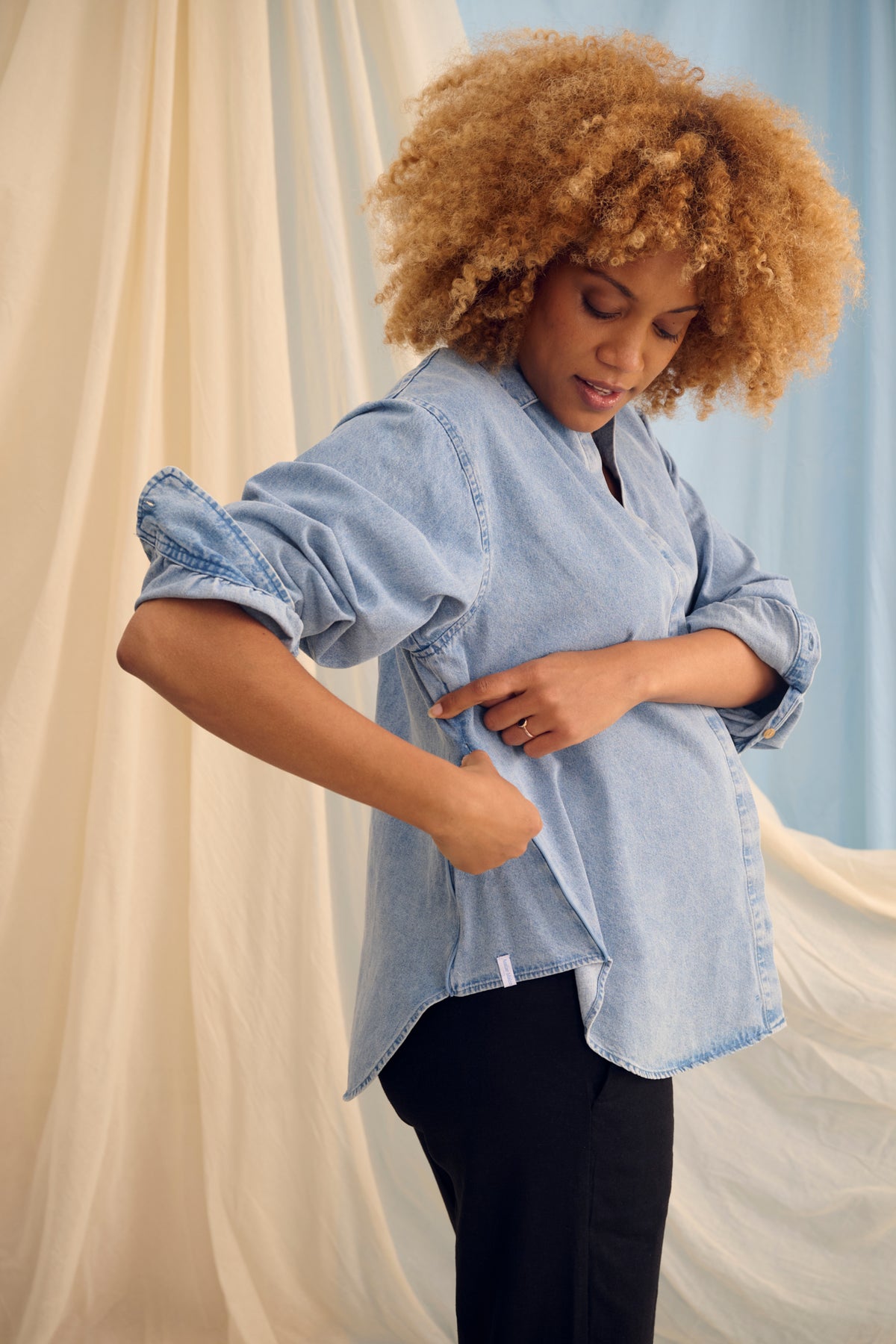 The Shirt Light Denim – Oversized Maternity Blouse – 100% Cotton – Hidden Zippers – Atelier Melon