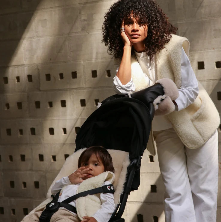 Kinderwagen-Fäustlinge aus Merino-Lammfell – Noir + Milk – BINIBAMBA