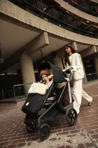 Kinderwagen-Fäustlinge aus Merino-Lammfell – Noir + Milk – BINIBAMBA