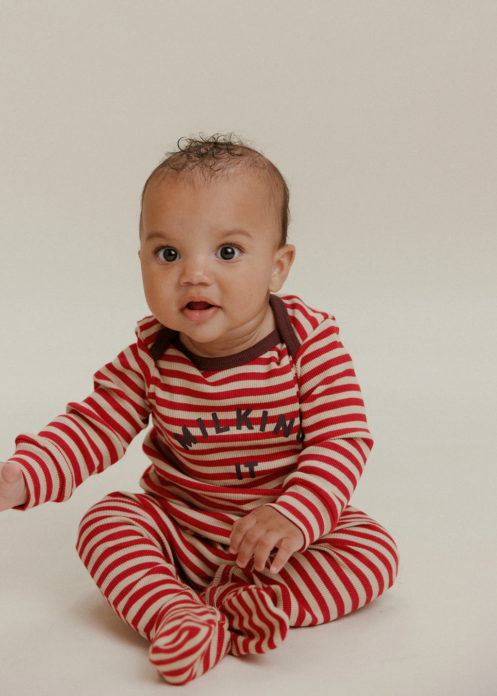 Milking It® Crimson Stripe Onesie – 100% Biologisch Katoen – Claude & Co