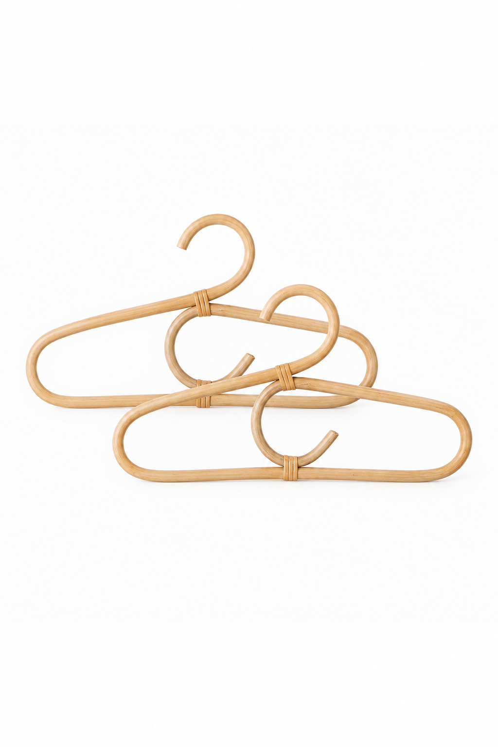 Aranya Hanger Nature – Bloomingville MINI: twee kledinghangers op een witte achtergrond.