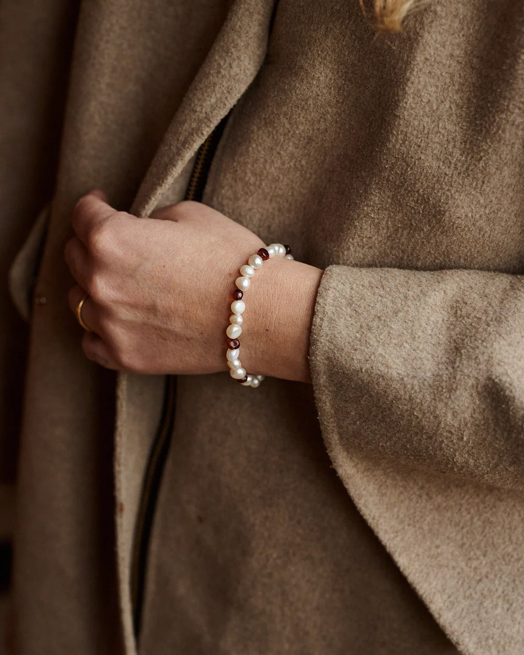 Pearly Caramel Bracelet – Women's Bracelet with Freshwater Pearls and Caramel Amber – Nirrimis