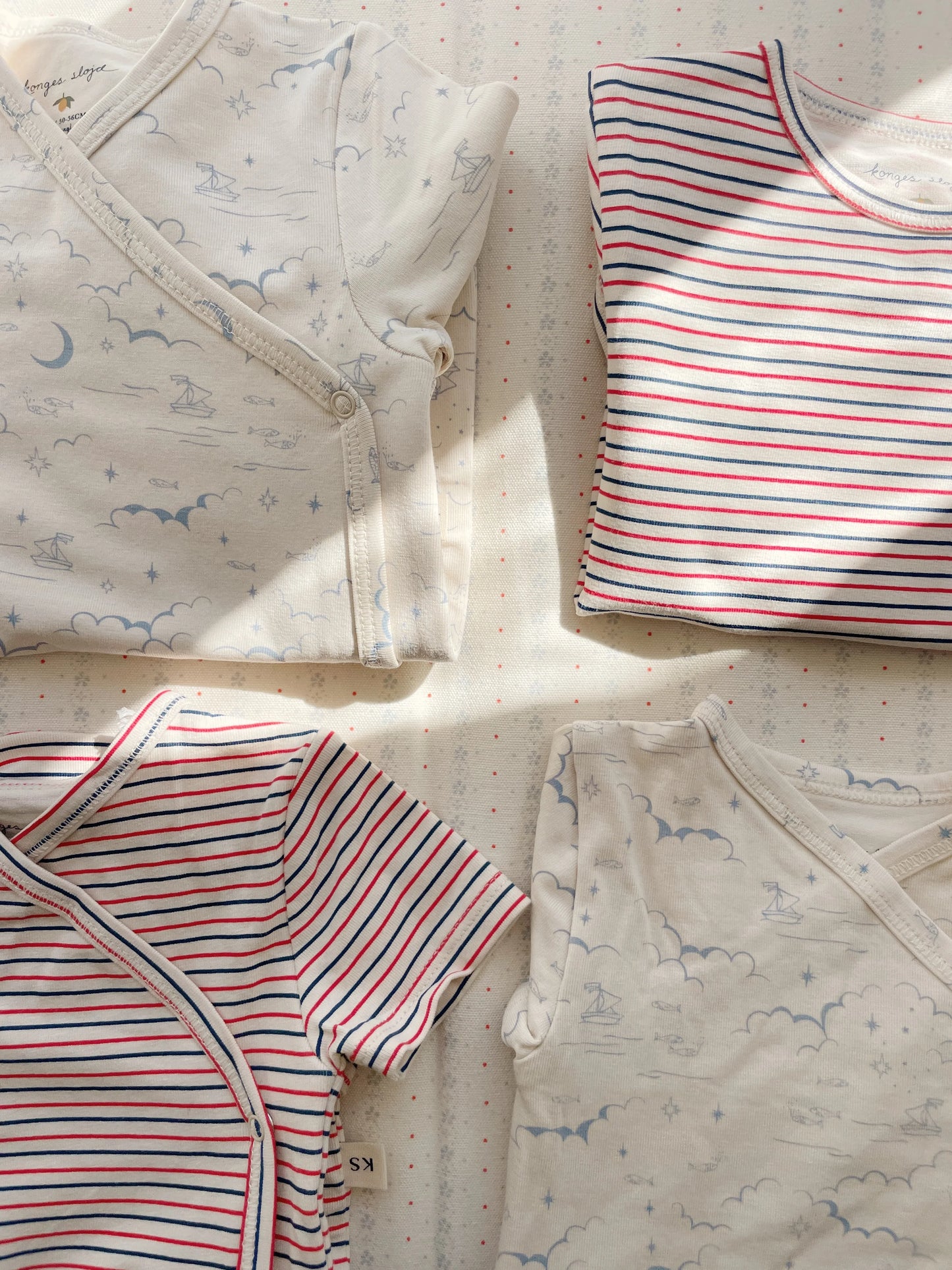 Basic Newborn Onesie - Cielo Marino - Overslag Boxpakje - Biologisch Katoen - GOTS - Konges Sløjd - opgevouwen