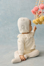 Babyset Bliss met trui, broekje en mutsje - Katoen & zijde - Cream - Louise Misha - productfoto - afbeelding 2