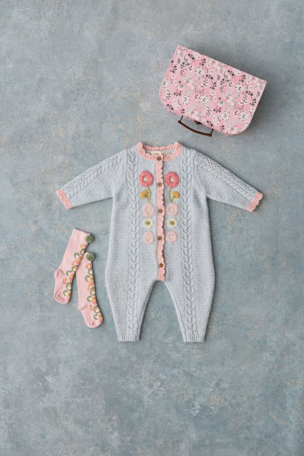 Gebreid babypakje Drillia met bloemen - TENCEL™ & alpaca - Cloud - Louise Misha - productfoto