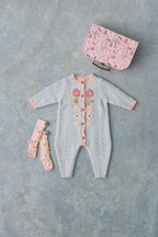 Gebreid babypakje Drillia met bloemen - TENCEL™ & alpaca - Cloud - Louise Misha - productfoto
