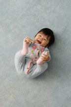 Gebreid babypakje Drillia met bloemen - TENCEL™ & alpaca - Cloud - Louise Misha - productfoto - afbeelding 2
