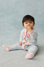 Gebreid babypakje Drillia met bloemen - TENCEL™ & alpaca - Cloud - Louise Misha - productfoto - afbeelding 5