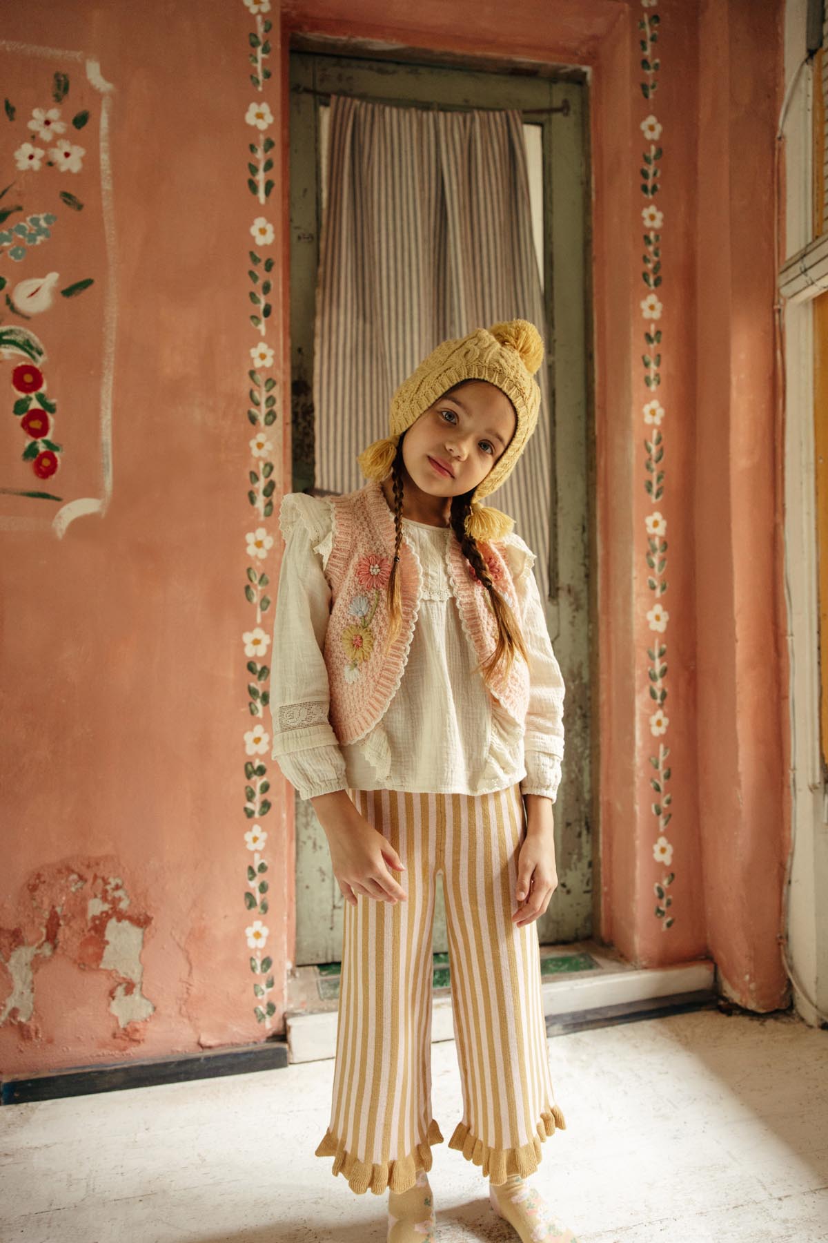 Gestreepte broek met ruches Salia - Biologisch katoen - Honey Blush Stripes - Louise Misha - productfoto - afbeelding 3