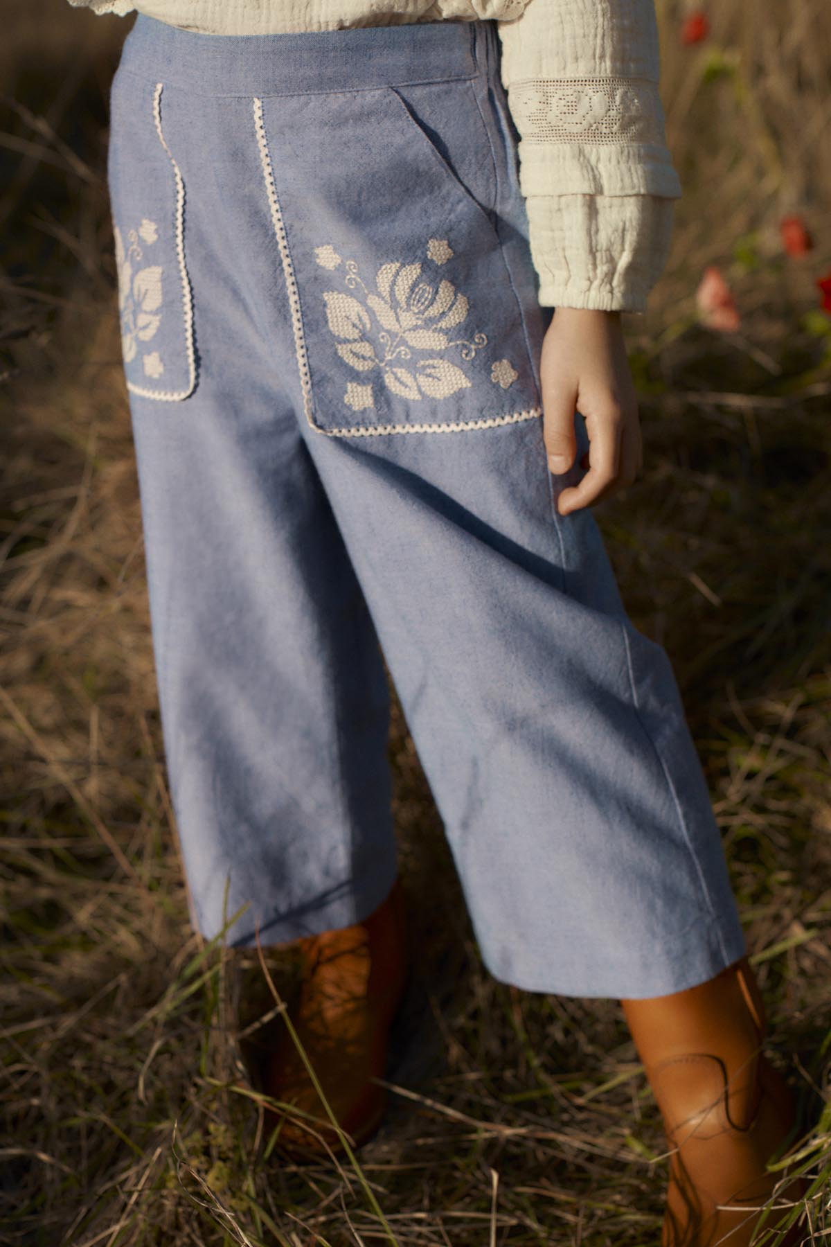 Broek Flofi met borduursels - Biologisch katoen - Light Blue - Louise Misha - productfoto