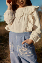 Broek Flofi met borduursels - Biologisch katoen - Light Blue - Louise Misha - productfoto - afbeelding 3