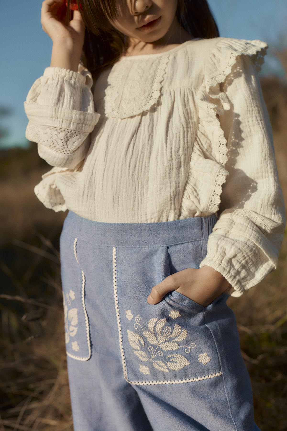 Broek Flofi met borduursels - Biologisch katoen - Light Blue - Louise Misha - productfoto - afbeelding 3