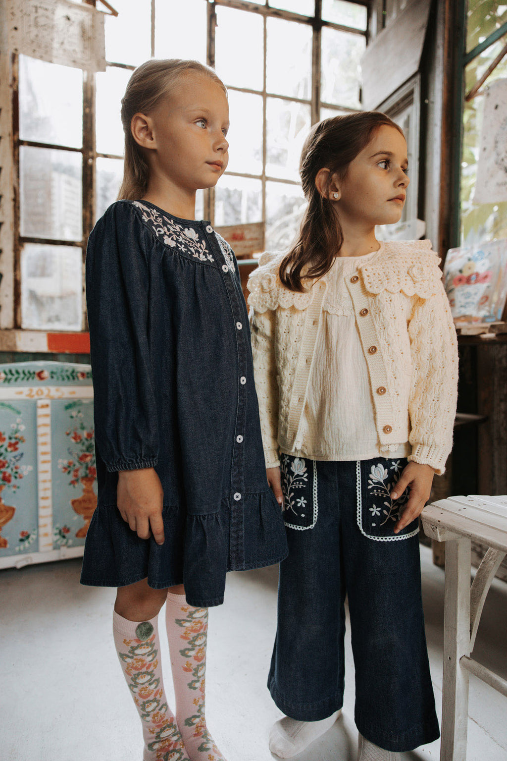 Denim jurk Massilou met borduursels - Indigo - Louise Misha - voorkant - afbeelding 2