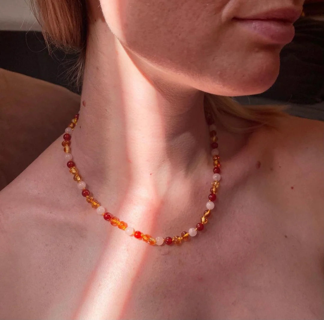 Sofie Adult Necklace – Damenhalskette aus Bernstein, Karneol und Rosenquarz – 925er Silberverschluss – Nirrimis