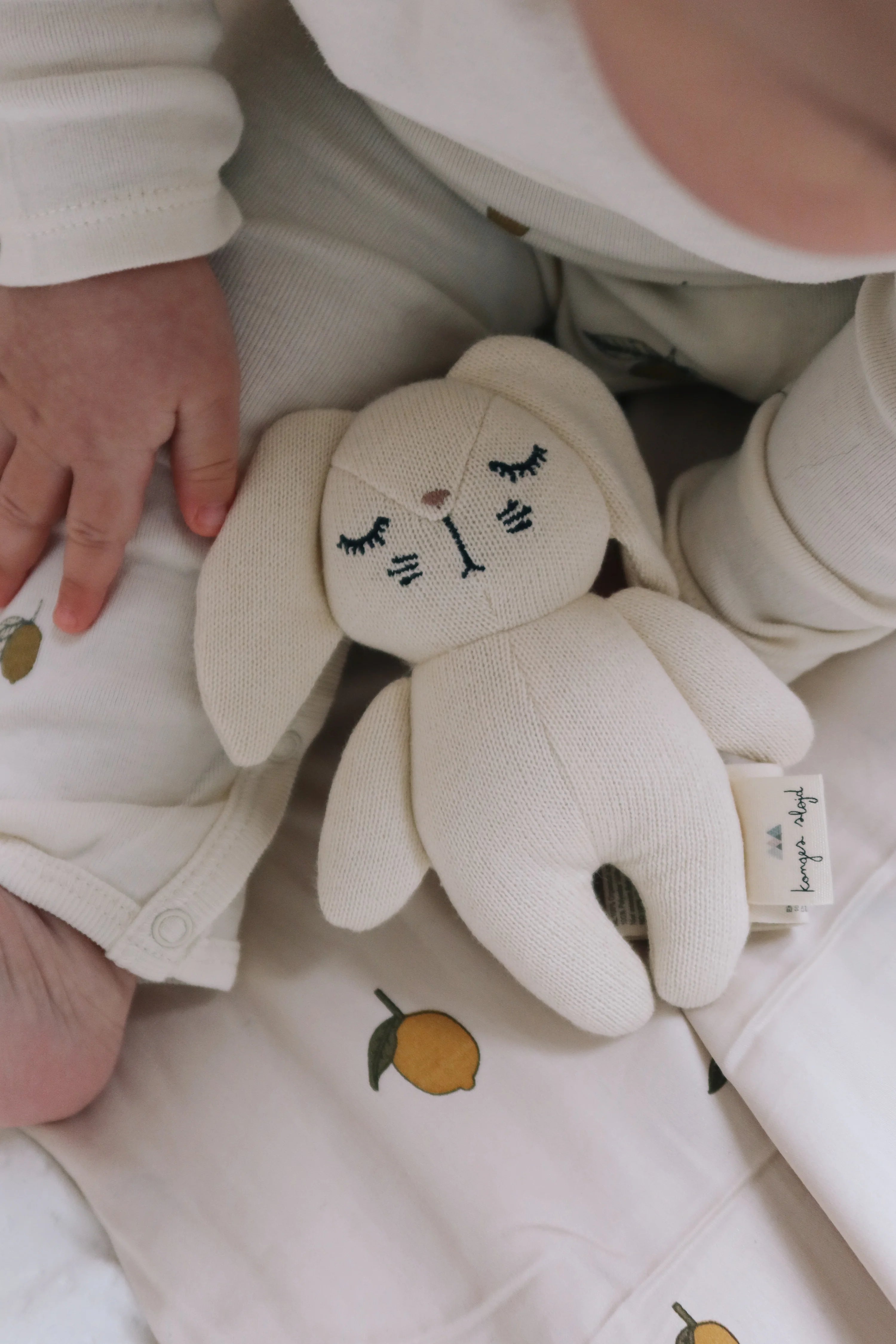 Mini Konijn - Zacht knuffeltje met belletje - Biologisch katoen - Konges Sløjd - sfeerbeeld