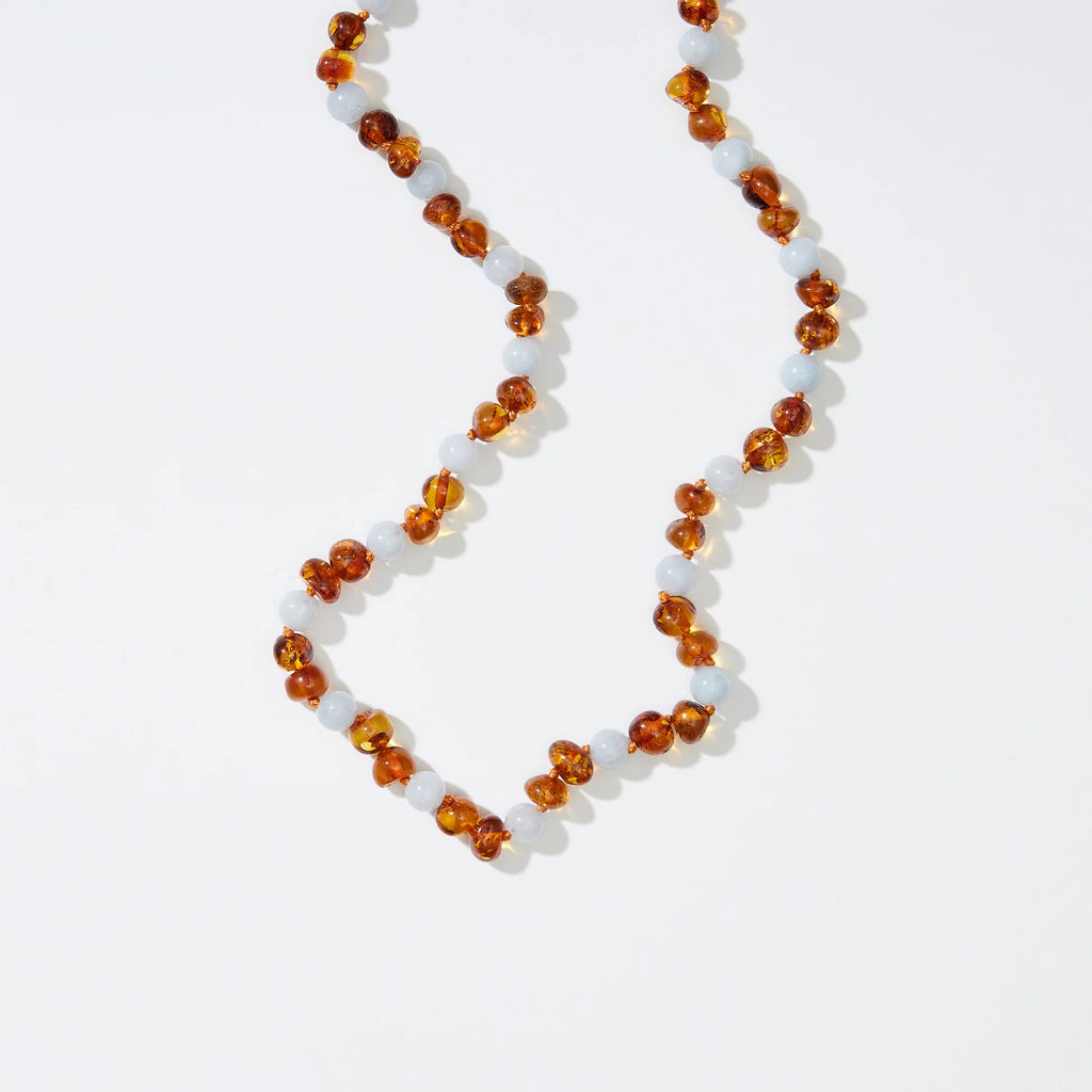 Regn Adult Necklace – Collier femme en ambre caramel et aigue-marine bleue – Nirrimis