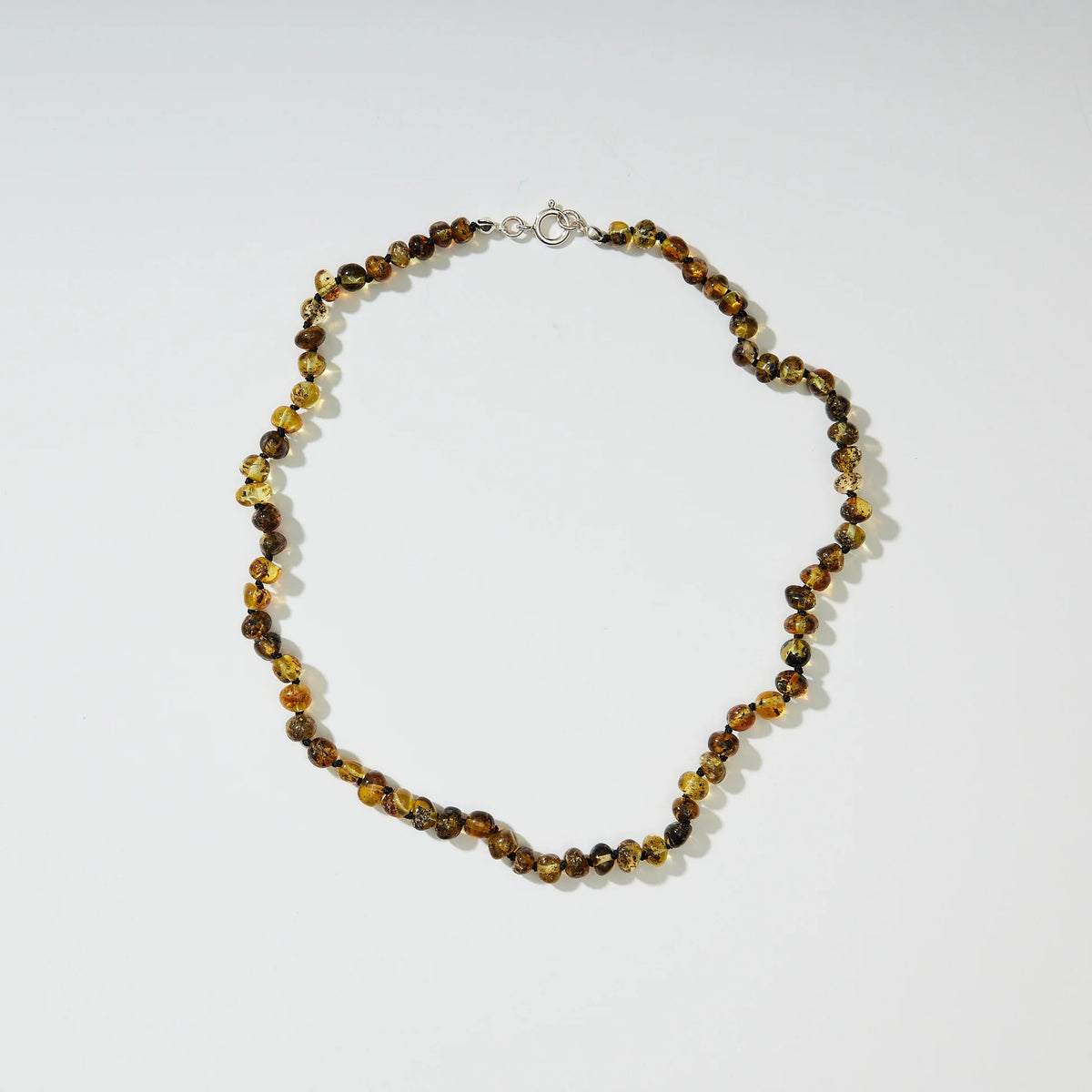 Green Amber Adult Necklace – Collier femme en ambre de la Baltique vert poli – Nirrimis