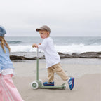 Eco step/scooter - Olive - 100% gerecycled materiaal - Banwood - lifestyle - afbeelding 3