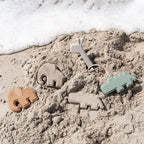 Zand figuurtjes + schep - Sand play set 3 pcs - Deer friends - Colour mix - Done by Deer - productfoto - afbeelding 4
