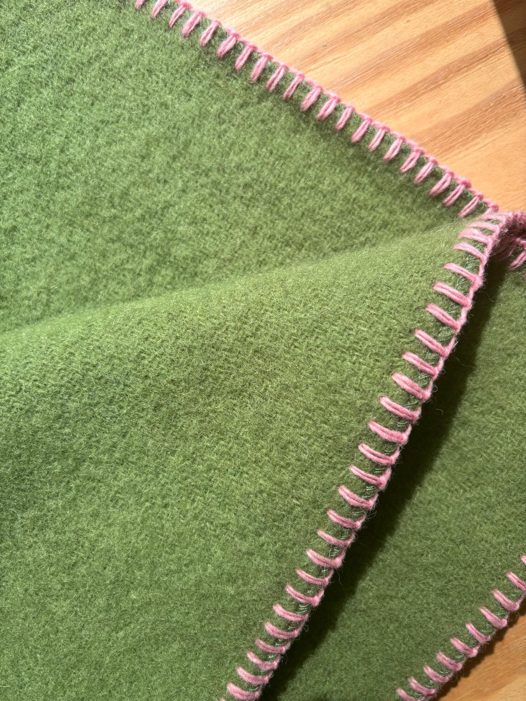 Wollen wiegdeken Cozy - Gerecyclede wol & eco lamswol - Groen & Roze - Klippan Yllefabrik