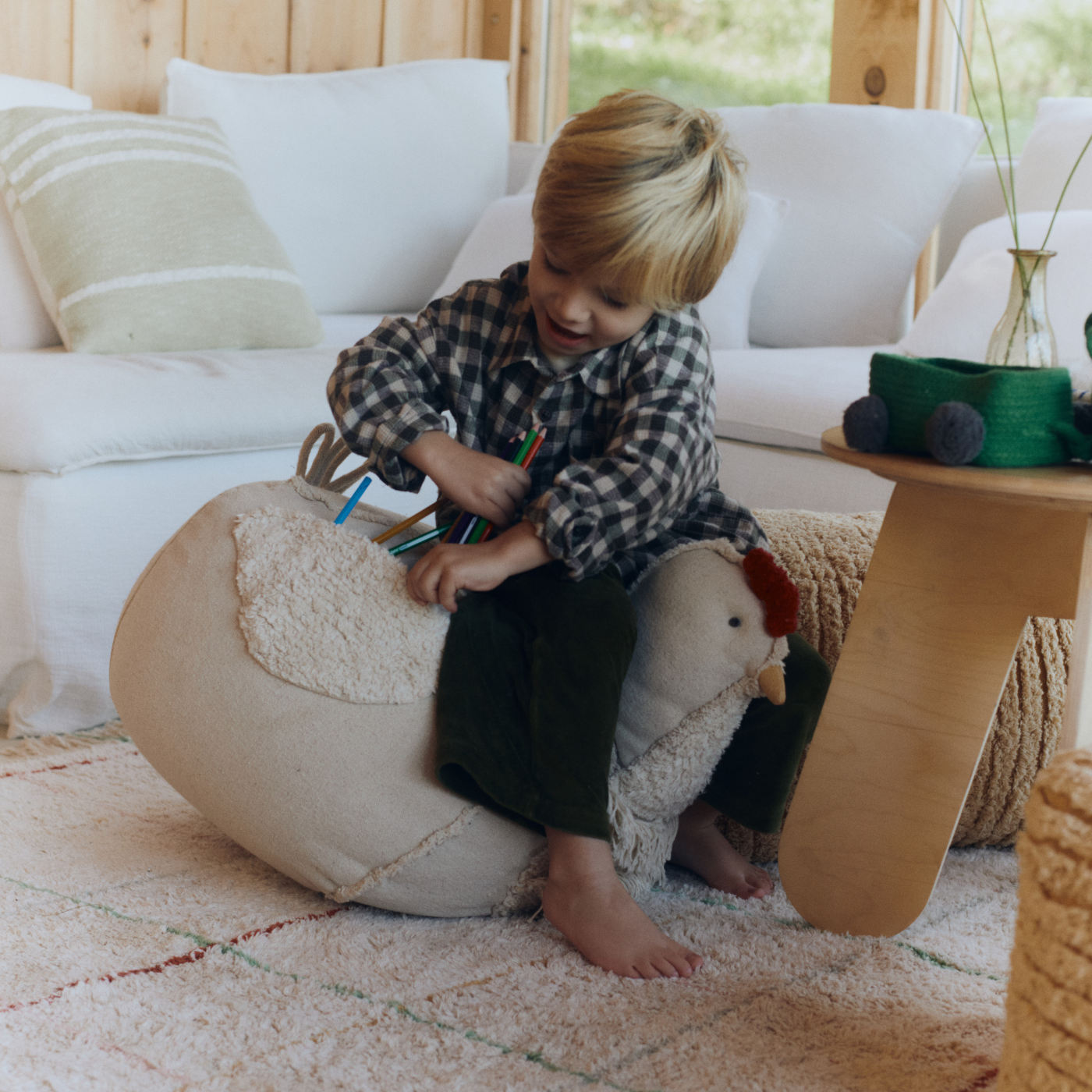 Pouf Chicken - Kinderpoef Mamma Chicken - 60 × 40 × 44 cm - Lorena Canals - productfoto - afbeelding 2