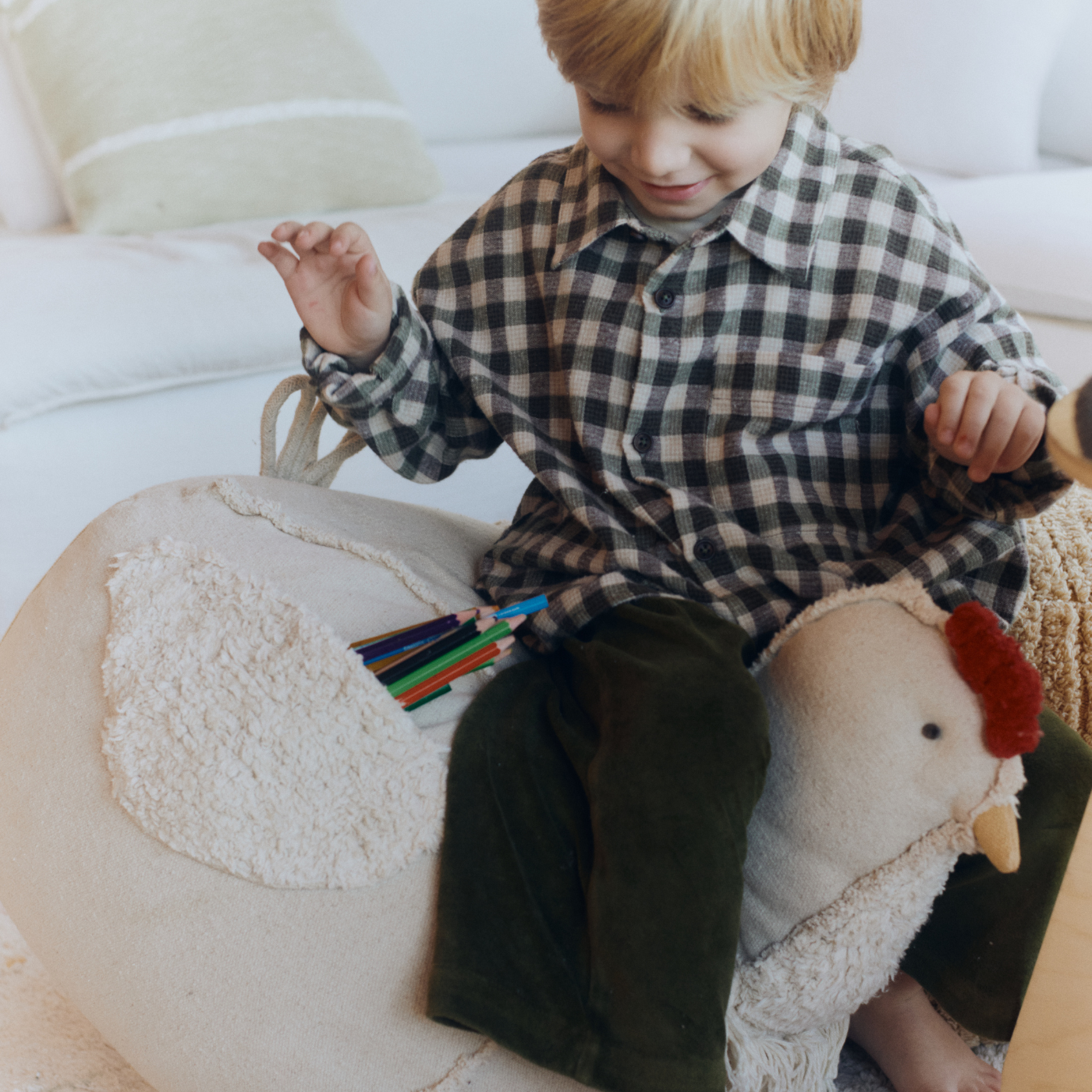 Pouf Chicken - Kinderpoef Mamma Chicken - 60 × 40 × 44 cm - Lorena Canals - productfoto - afbeelding 4