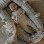 Baby Nest - Plaid Sky Blue - Babylft - Biologisch katoen - Geruit/Aardbeitjes - Garbo & Friends - Garbo&Friends - productfoto - afbeelding 3
