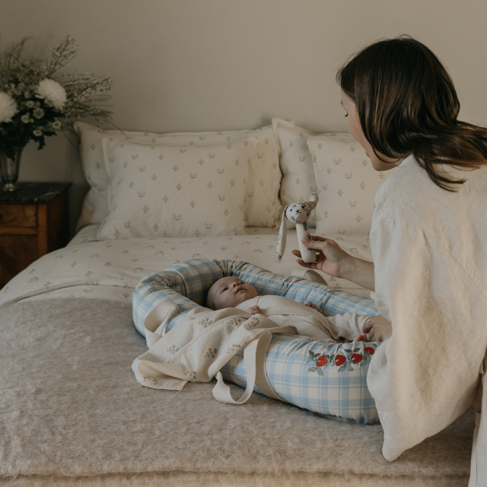 Baby Nest - Plaid Sky Blue - Babylft - Biologisch katoen - Geruit/Aardbeitjes - Garbo & Friends - Garbo&Friends - voorkant - afbeelding 2