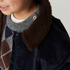 Gebreide trui met ruitpatroon - Argyle Sweater - Lamswol - Copenhagen Colors - kind close up met jas