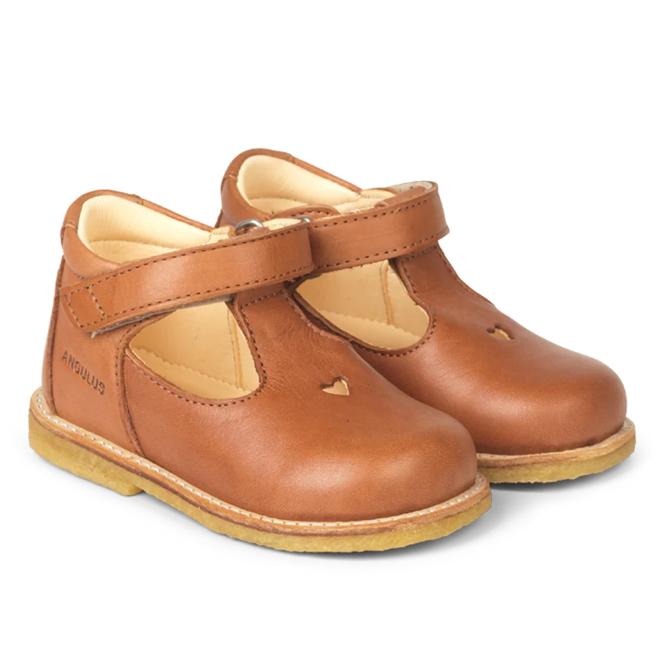 Angulus - Klassieke Mary Janes schoentjes met gestanst hartmotief - Cognac - 100% Chroomvrij Leer -Vooraanzicht