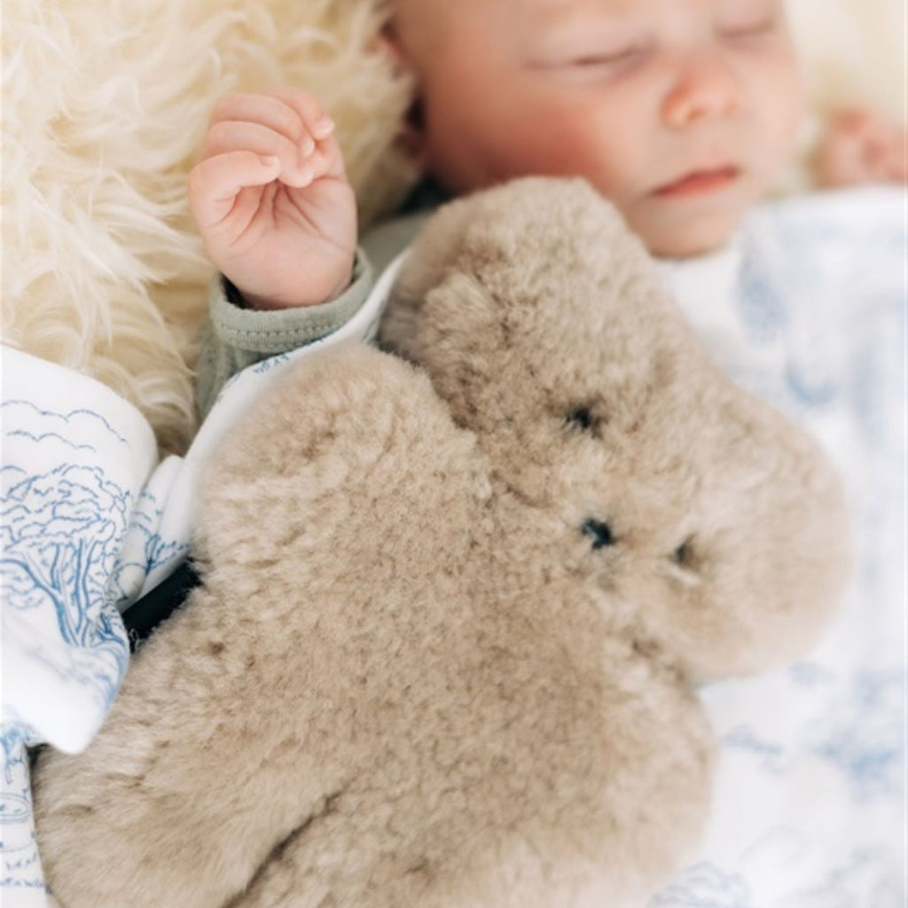 FLATOUTbear Baby - 100% Australische schapenvacht - Wollen knuffel baby latte